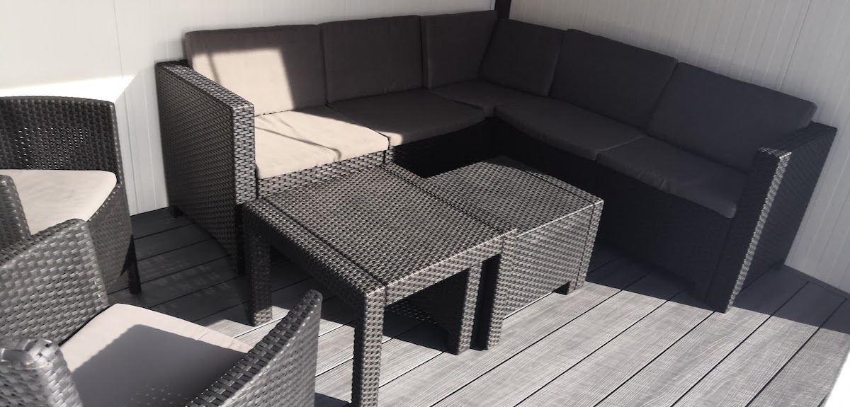 Posedenie pod prístreškom