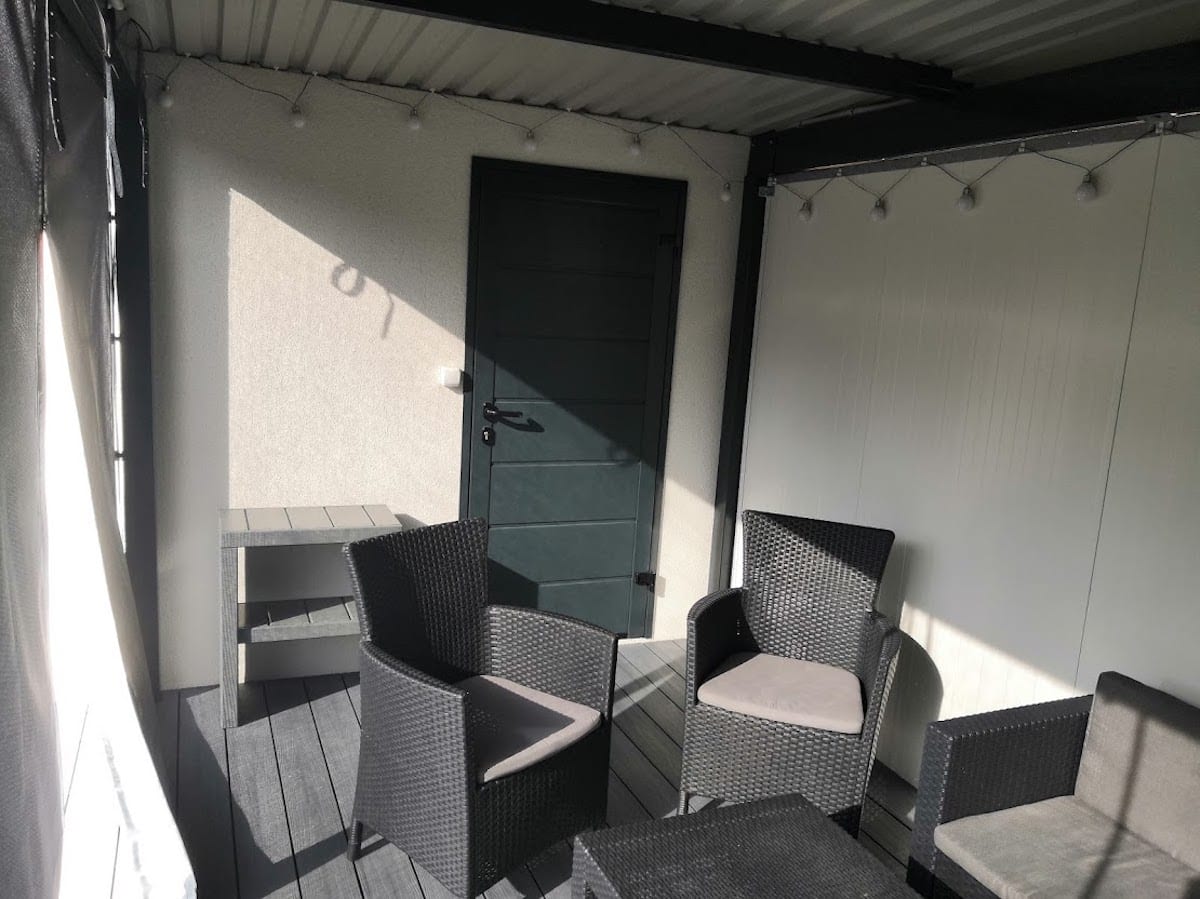 Posedenie pod prístreškom pri domčeku