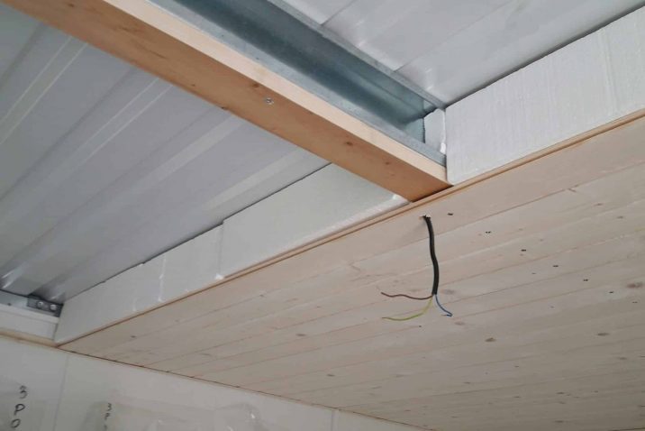 Izolovaný strop stavby - polystyrén a tatranský profil