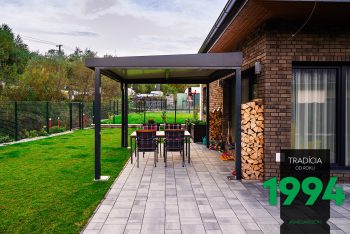 Posedenie pod pergolou na záhrade