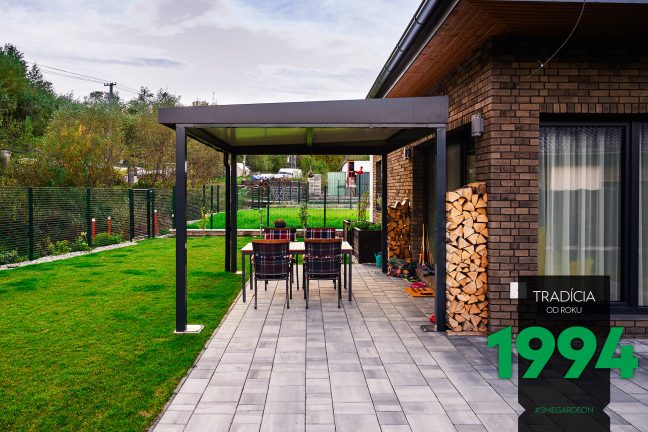 Posedenie pod pergolou na záhrade