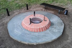 Z&aacute;hradn&aacute; lavička pri ohnisku.