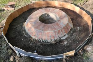 Okolie ohniska v z&aacute;hrade.