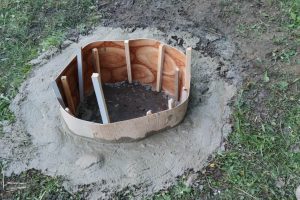 Spevnenie bočn&yacute;ch str&aacute;n ohniska.