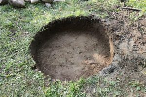 Vykopan&aacute; jama na ohnisko.