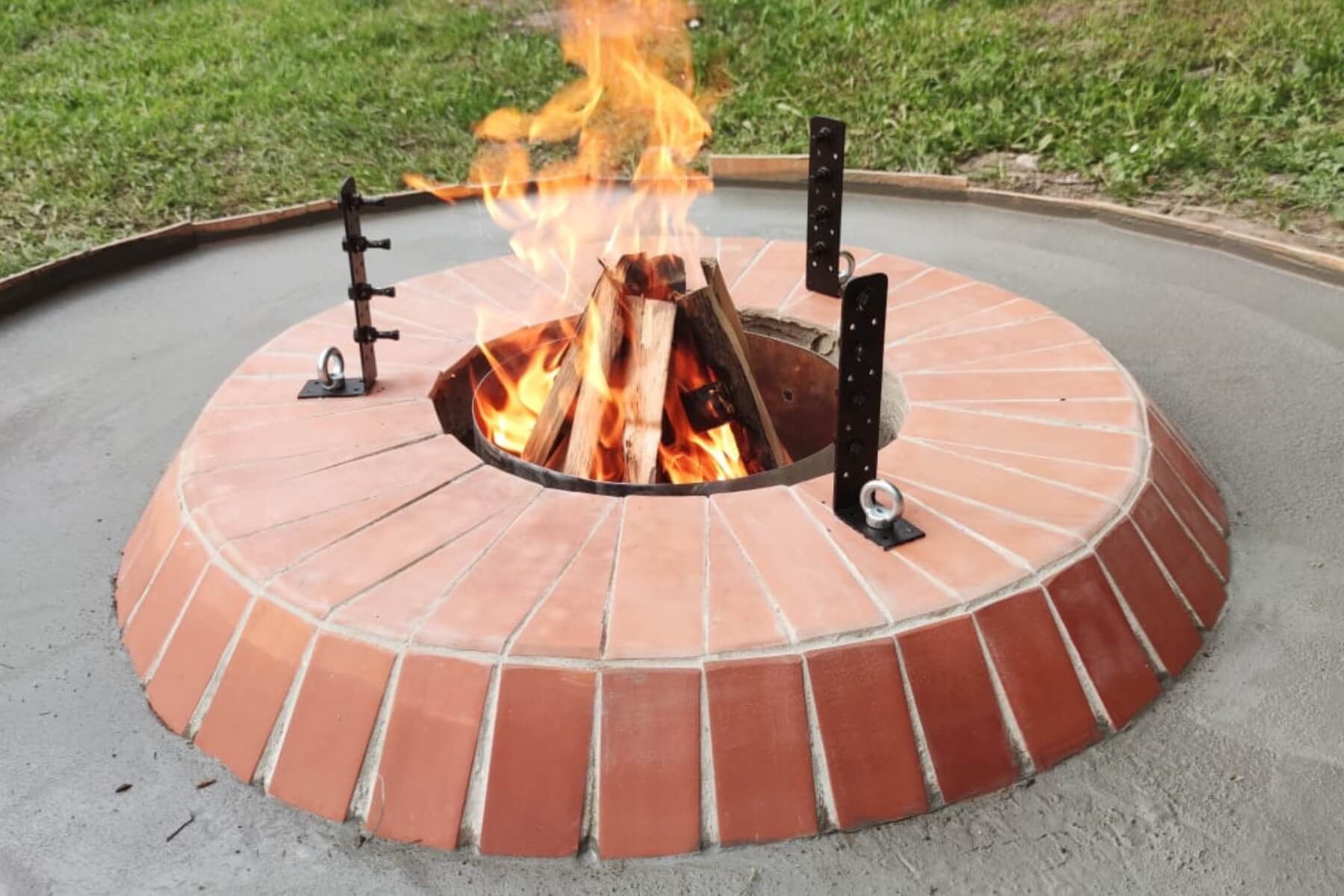 Záhradné ohnisko so zapáleným ohňom.