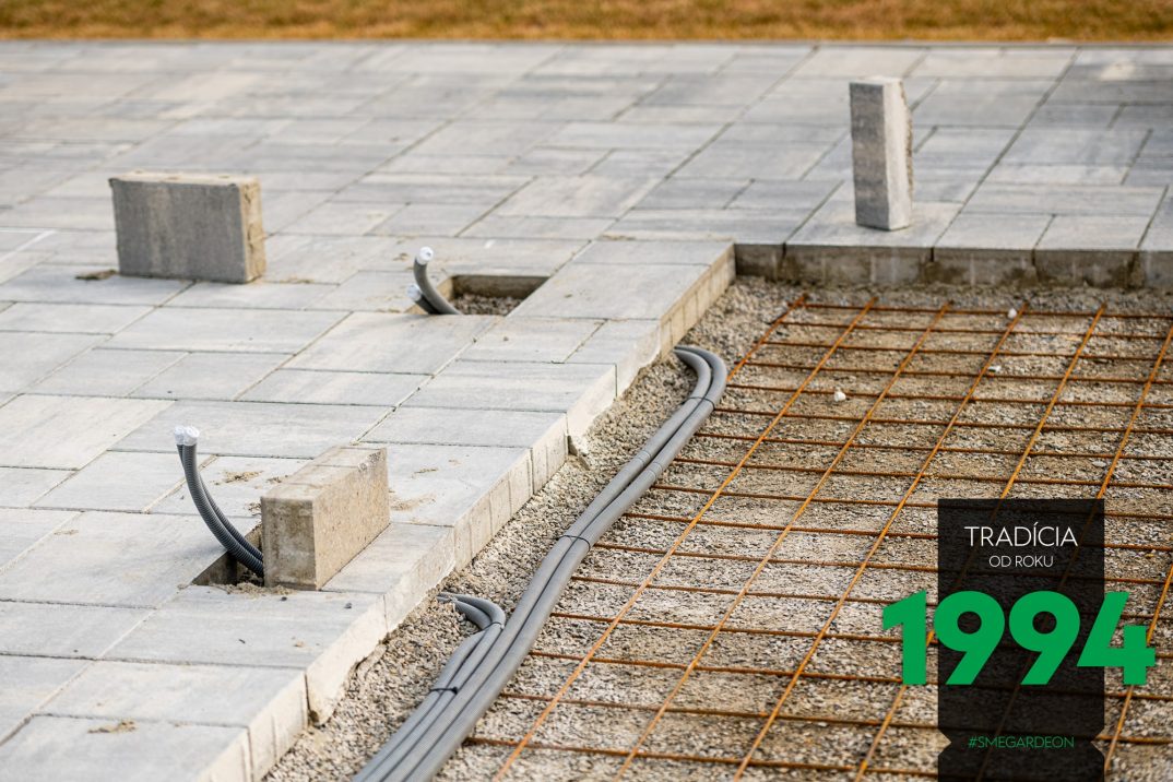 Uložené trubice na podklade