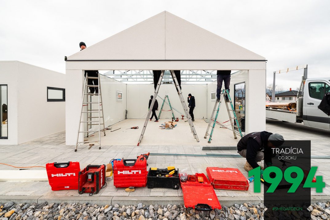 Montáž sedlovej strechy na domčeku