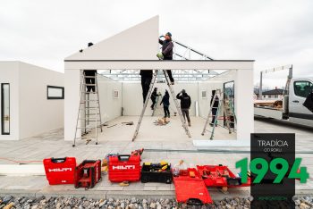 Montáž sedlovej strechy v bielej omietke