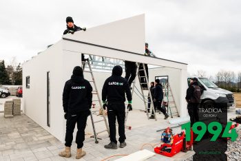 Sedlová strecha v bielej omietke