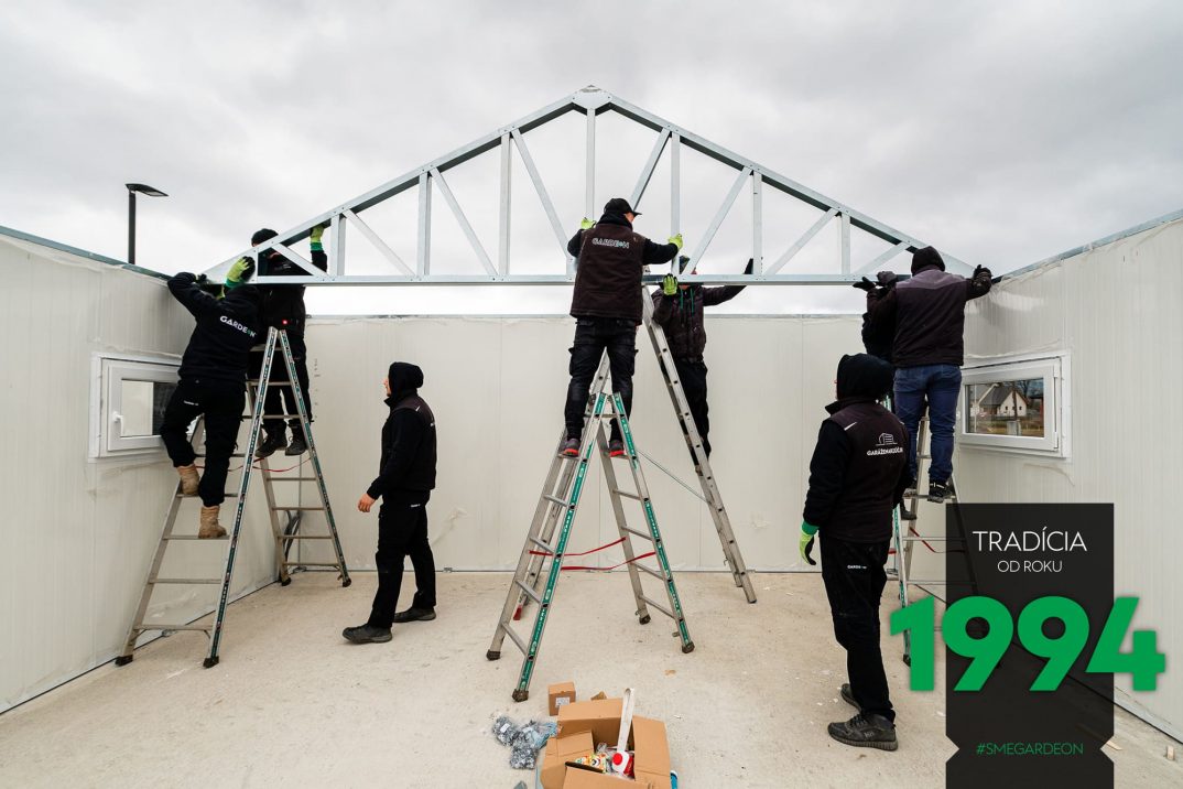 Nasadenie oceľovej konštrukcie sedlovej strechy