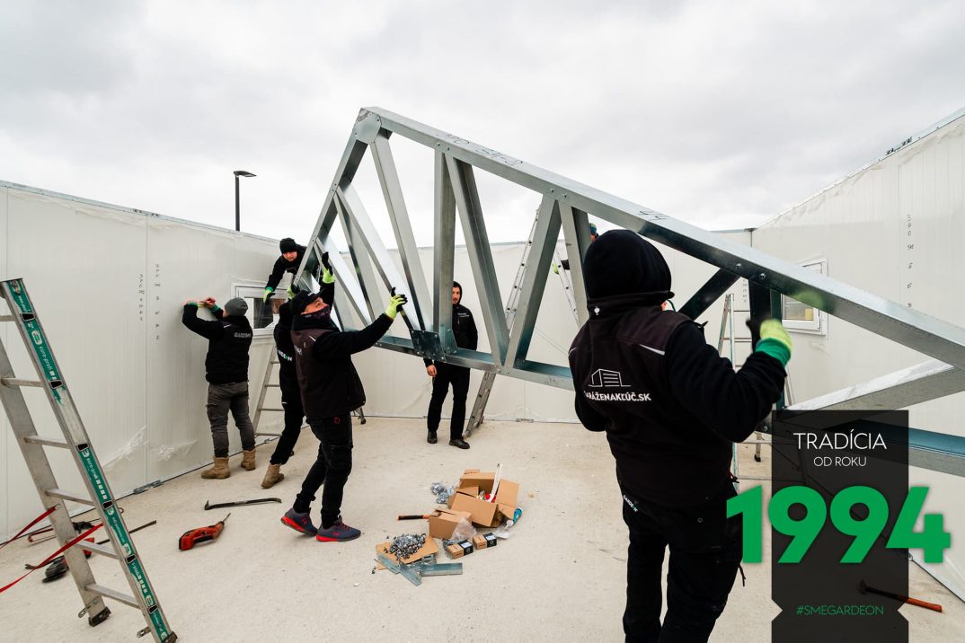 Sedlová strecha montovného domčeka