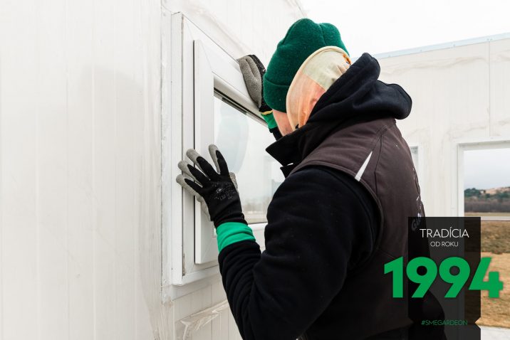 Biele okno na záhradnom domčeku