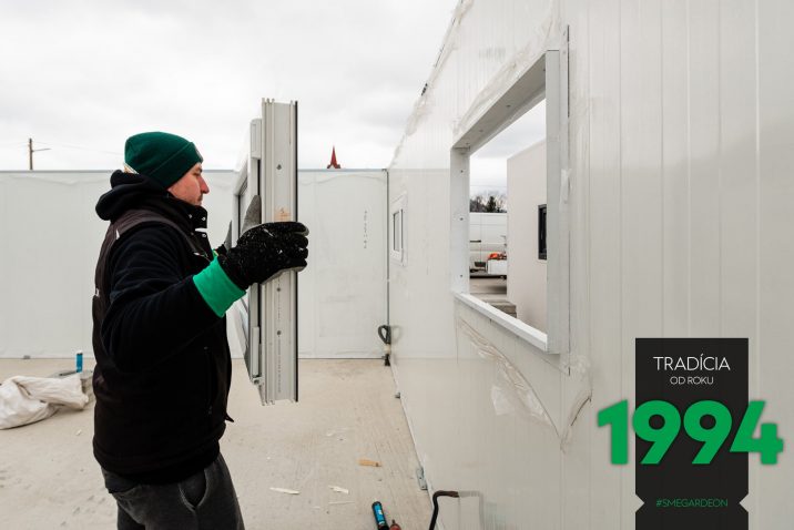 Nasadenie okna na záhradný domček