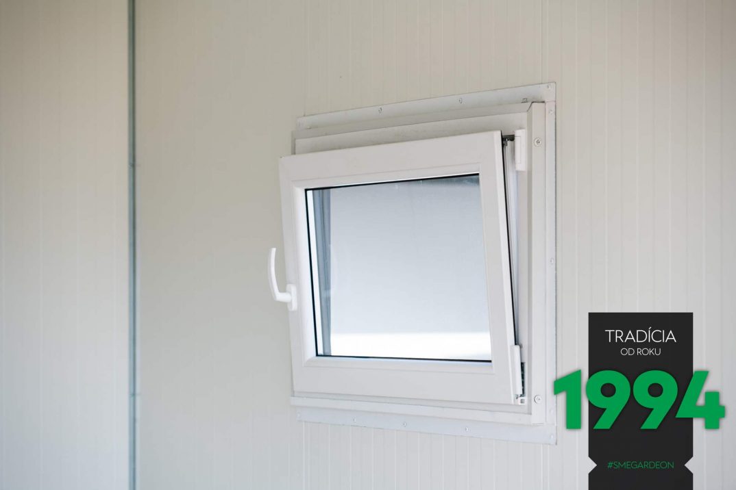 Biele okno v garáži.