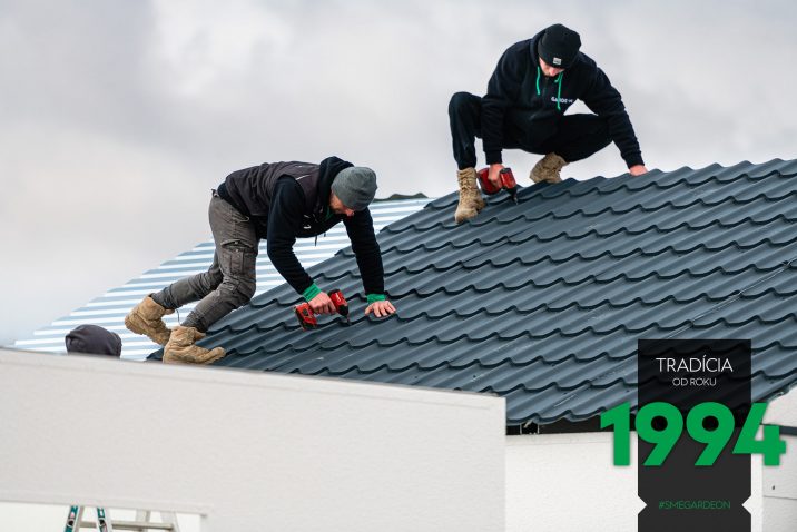 Tmavá sedlová strecha