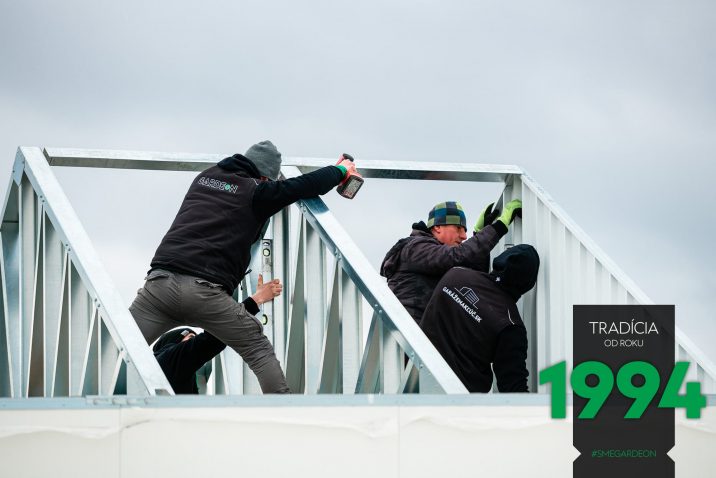 Montáž sedlovej strechy záhradného domčeka