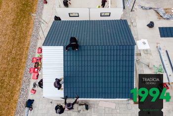 Pohľad zhora na sedlovú strechu záhradného domčeka