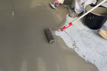 Natieranie podlahy v garáži v showroome