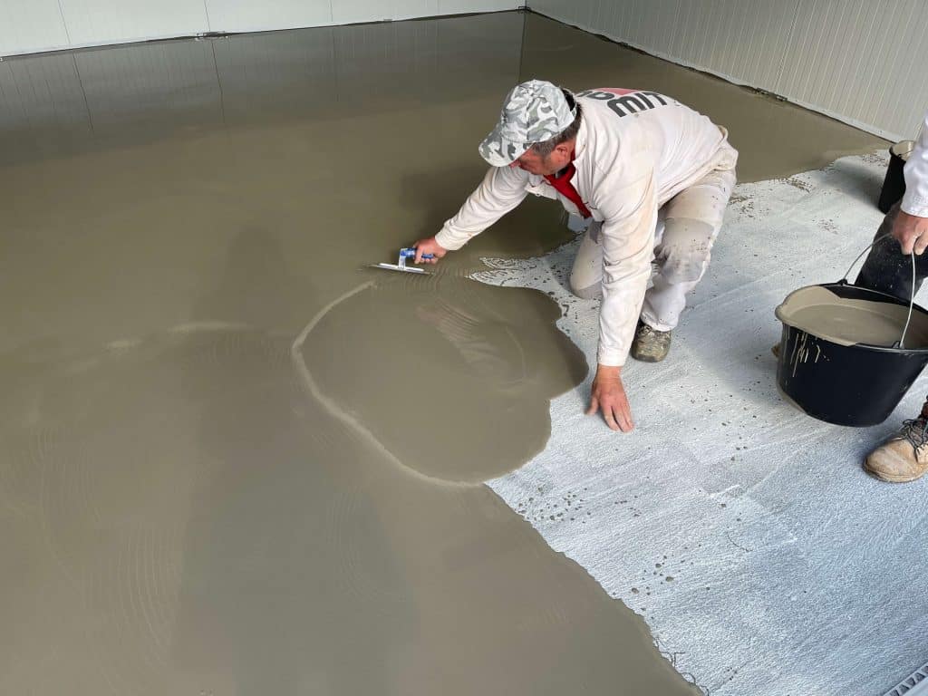 Vyrovnávanie náteru podlahy v garáži