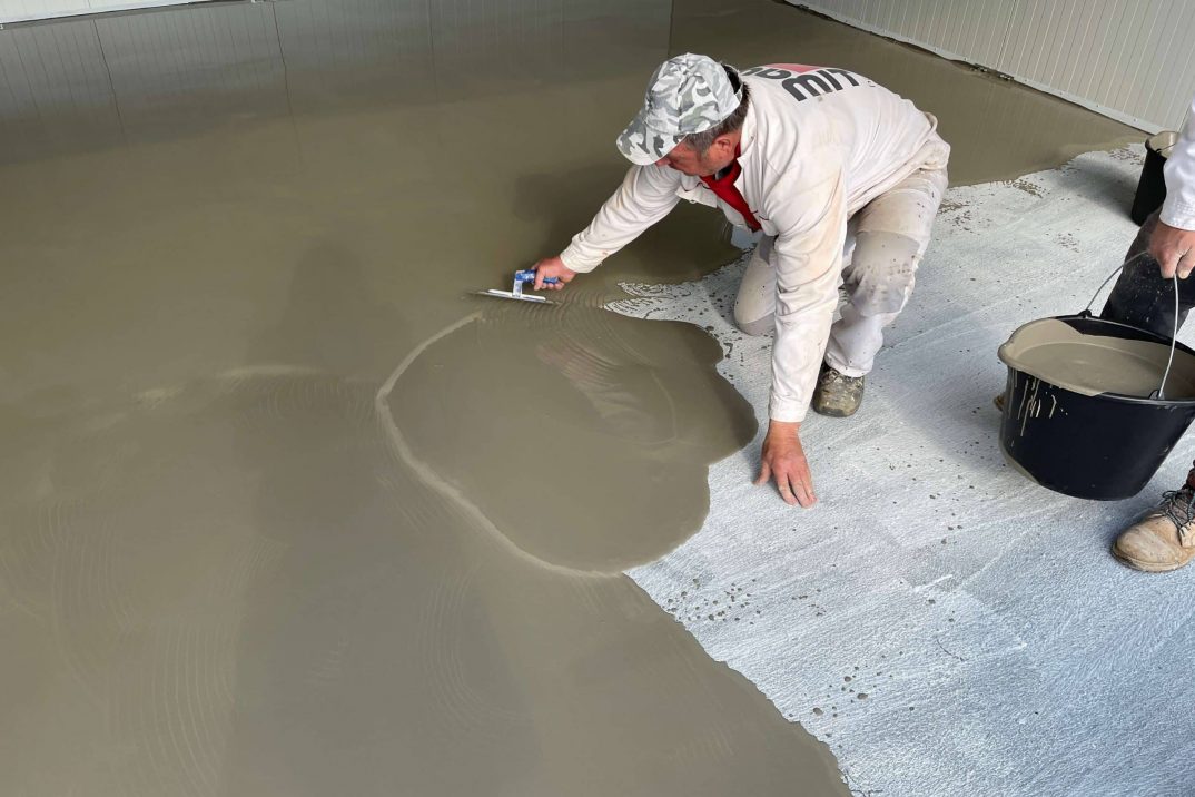 Vyrovnávanie náteru podlahy v garáži