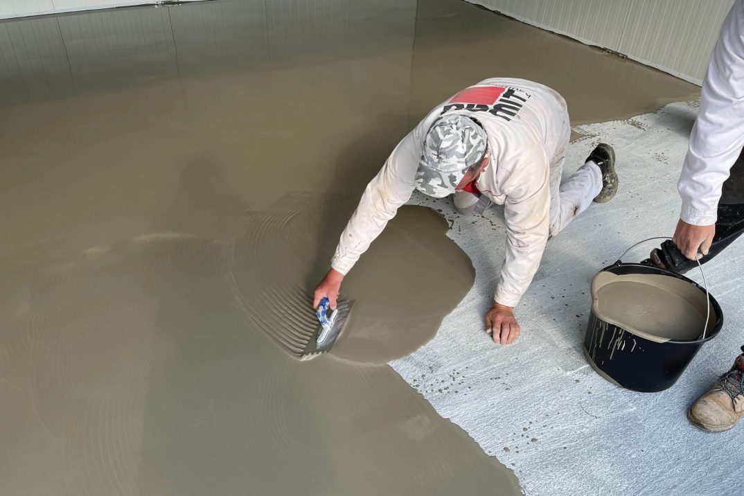 Vyrovnávanie náteru podlahy