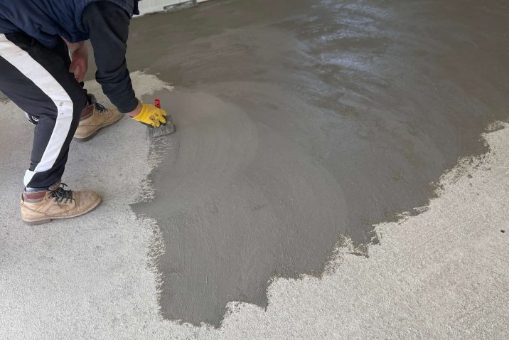 Natieranie podlahy v showroome