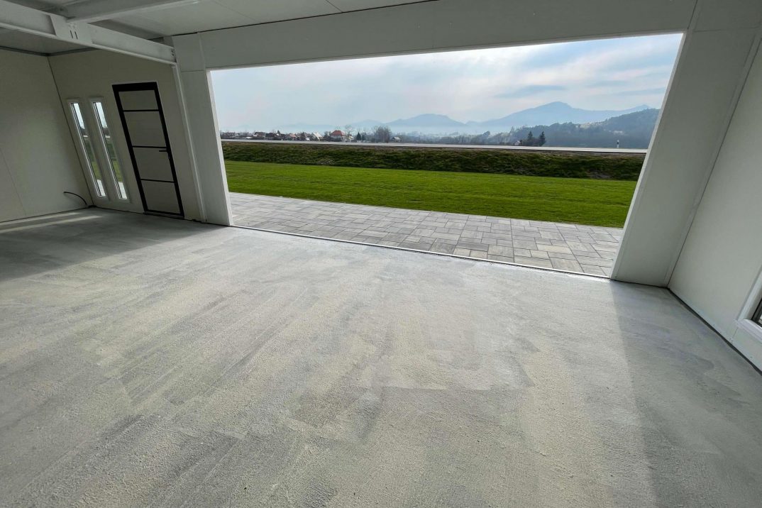 Naretá podlaha v garáži