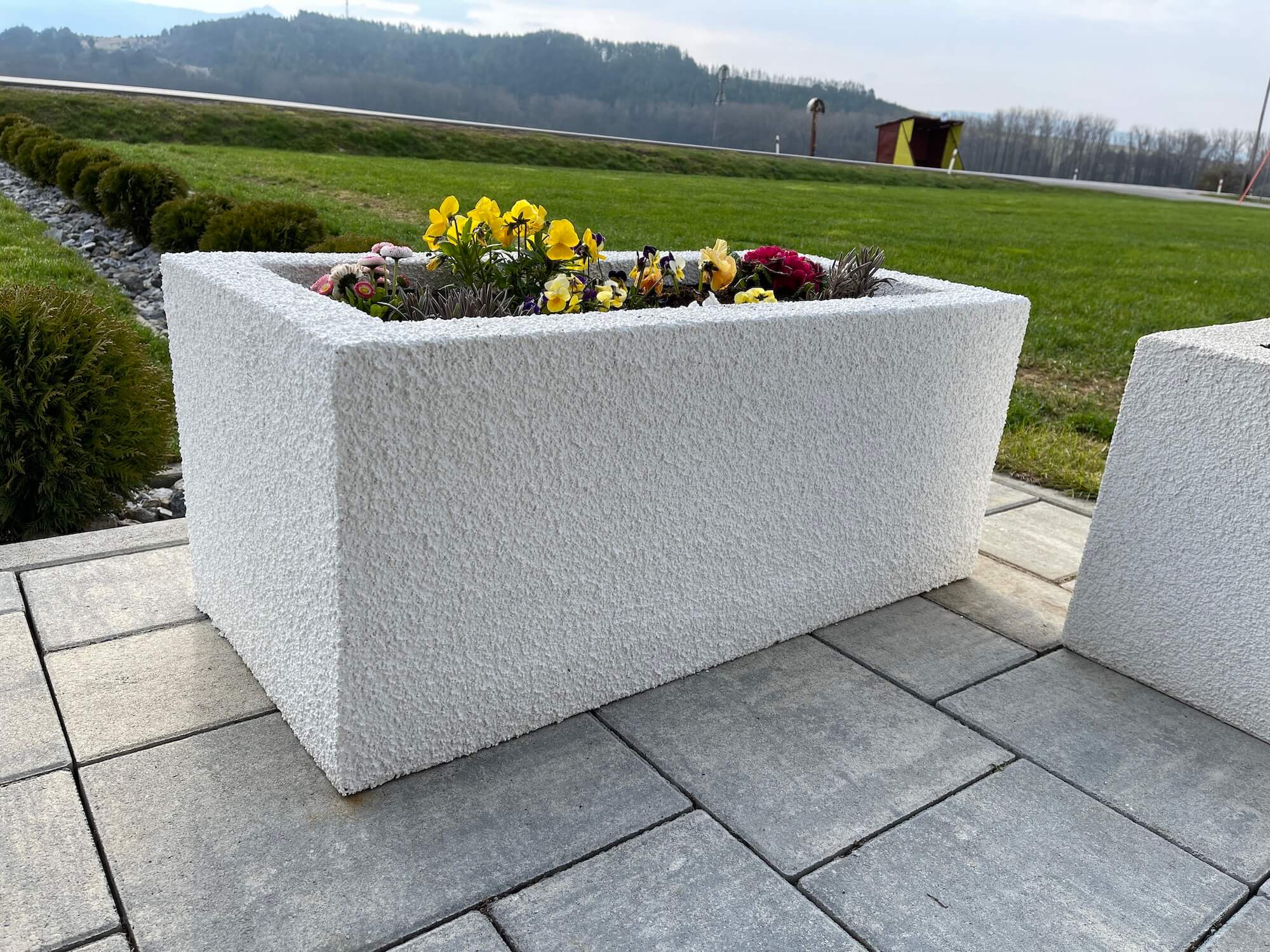 Biely vyvýšený záhon na terase.