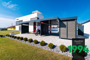 Motorka zaparkovaná pod prístreškom SIEBAU