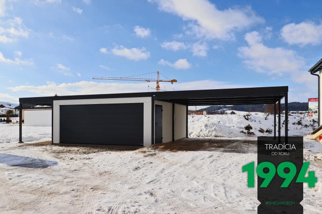 Atypická garáž s prístreškami po oboch stranách