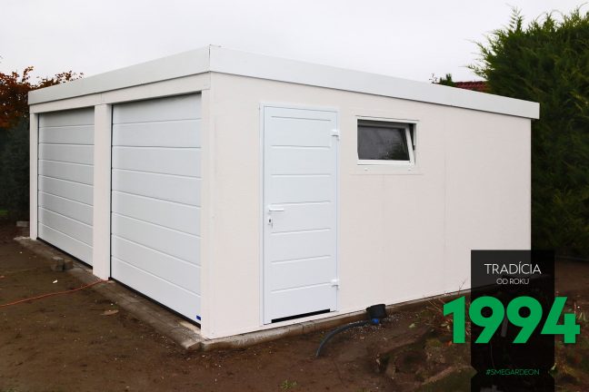Garáž s bielou atikou