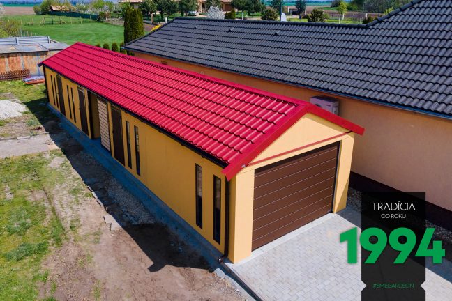 Atypická garáž s červenou sedlovou strechou