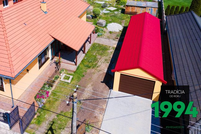 Garáž s garážovou bránou vo farbe tmavého dubu