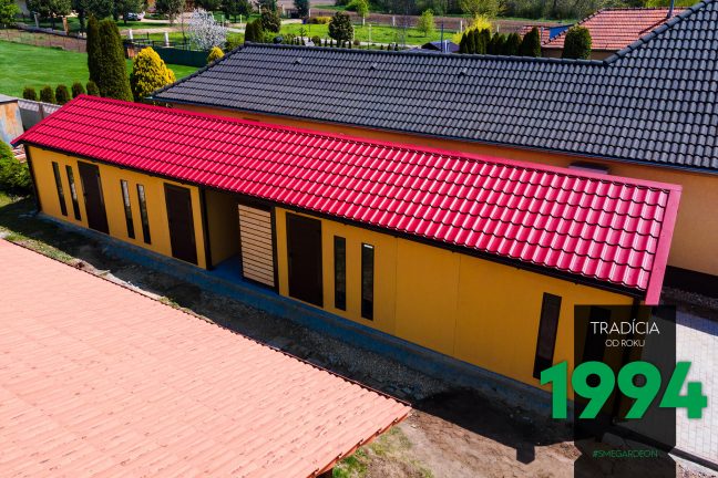 Garáž s červenou sedlovou strechou