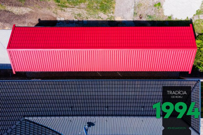 Dlhá červená sedlová strecha