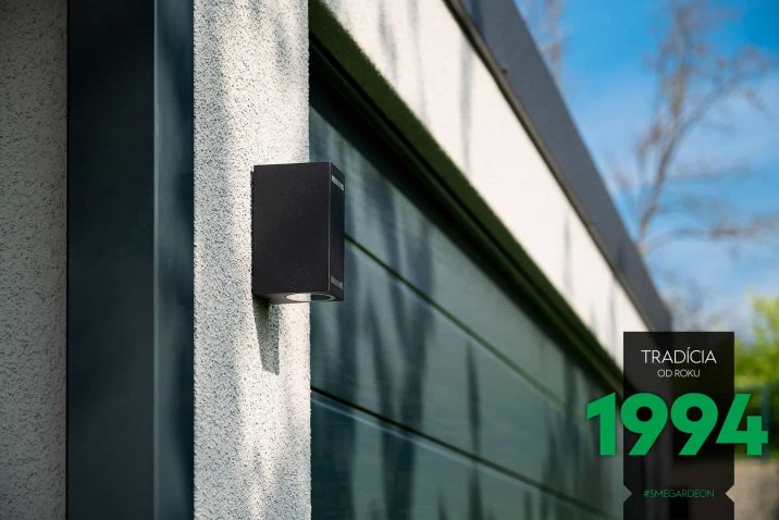 Garáž v bielej omietke