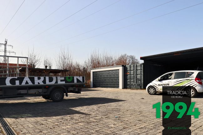 Dvojgaráž v bielej omietke s tmavou atikou