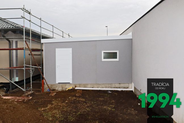 Garáž s dverami a okienkom