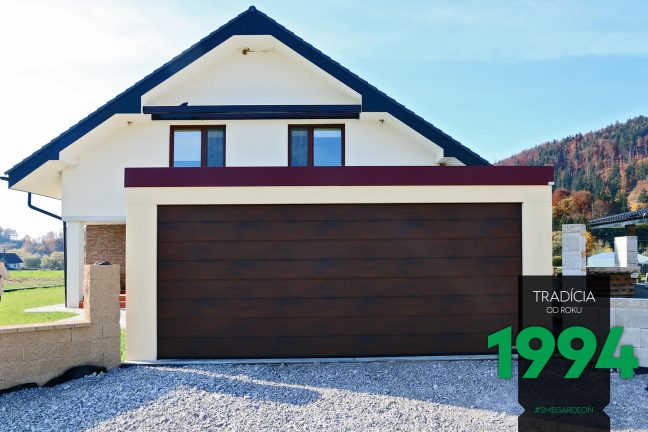 Garáž pre dve autá v slabožltej omietke