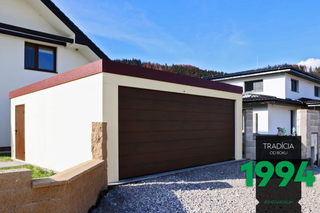 Garáž pre dve autá v žltej omietke