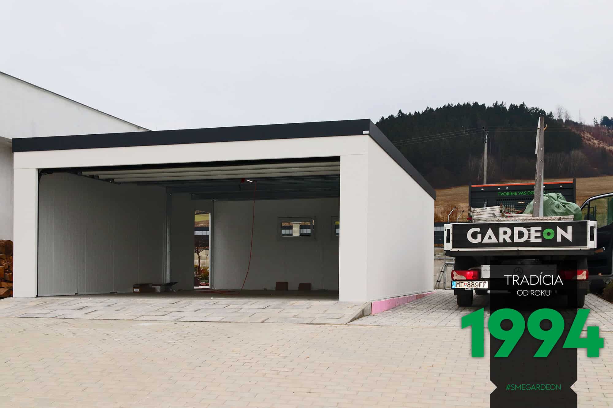 Otvorená dvojgaráž.
