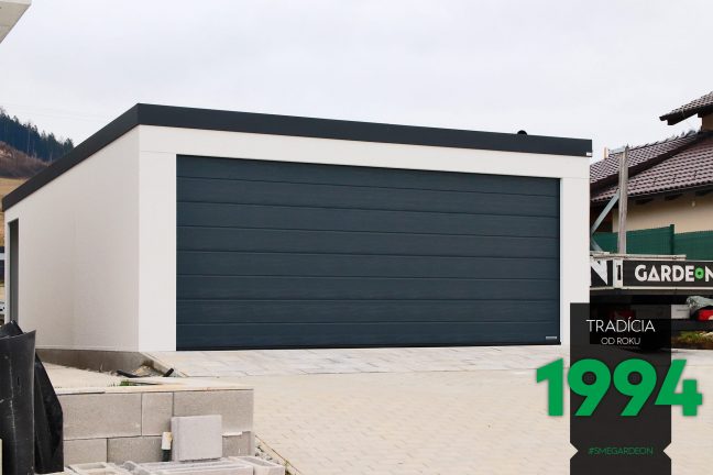 Dvojgaráž v bielej omietke s tmavou garážovou bránou