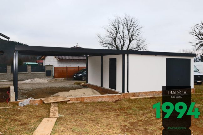 Dvojgaráž v bielej omietke s tmavou garážou