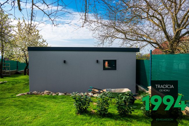 Fúrik pri garáži s okienkom