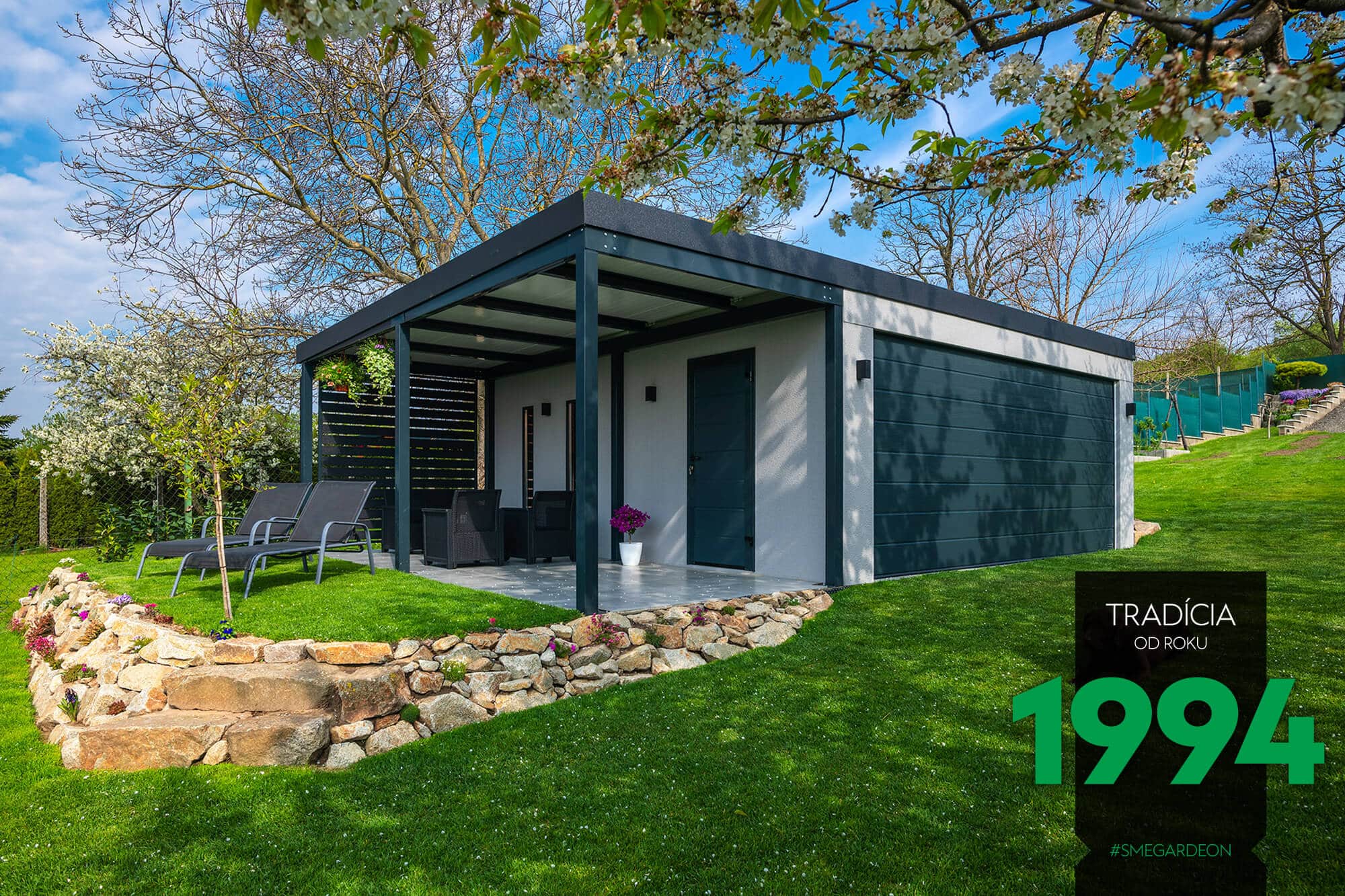 Garáž s prístreškom a s posedením