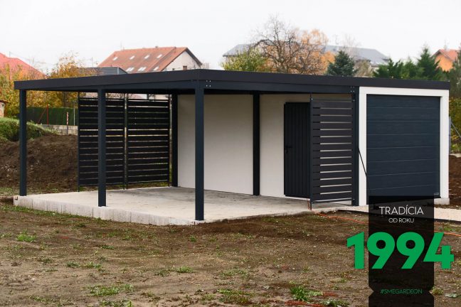 Garáž pre jedno auto v bielej omietke s prístreškom