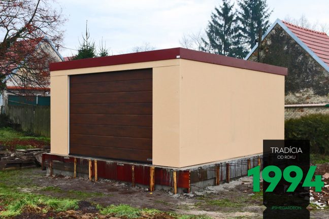 Garáž pre jedno auto s tehlovou atikou