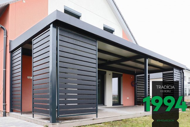 Pergola s výplňami pred domom