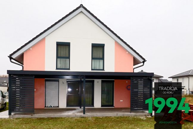 Dlhá pergola s výplňami po stranách